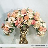 Цветочная композиция Персиковый каскад с кашпо "Ангел"